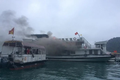 Hiện trường một vụ cháy tàu du lịch trên vịnh Hạ Long. Ảnh minh họa. (Ảnh: Văn Đức/TTXVN)