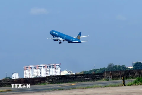 Máy bay cất cánh từ sân bay Tân Sơn Nhất. (Ảnh: Hoàng Hải/TTXVN)