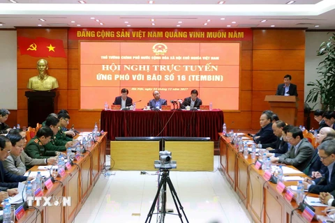Thủ tướng Nguyễn Xuân Phúc chủ trì Hội nghị trực tuyến ứng phó với bão số 16 ( bãoTembin). (Ảnh: An Đăng/TTXVN)