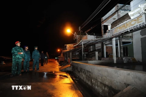 Lực lượng vũ trang phối hợp với các đơn hữu quan tuần tra an ninh tại khu dân cư tại thị trấn Gành Hào, Huyện Đông Hải vào rạng sáng ngày 26/12/2017. (Ảnh: An Hiếu/TTXVN)