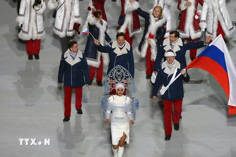 Đoàn vận động viên Nga tham gia diễu hành tại lễ khai mạc Olympic mùa Đông Sochi trên sân vận động ở Sochi (Nga) tháng 2/2014. (Nguồn: AFP/ TTXVN)