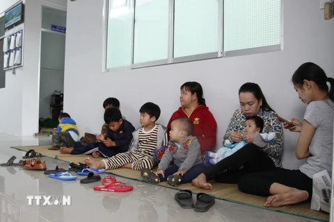 Người dân được di dời tới trú bão tại xã Hỏa Tiến, thành phố Vị Thanh. (Ảnh: Hồng Thái/TTXVN)