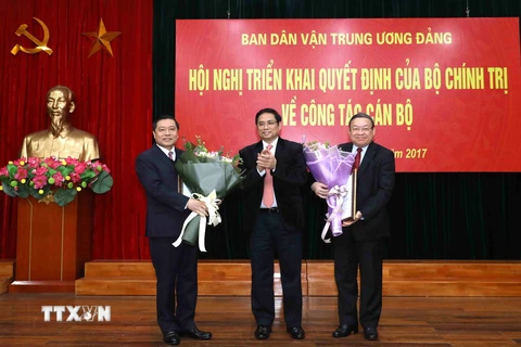 Trưởng Ban Tổ chức Trung ương Phạm Minh Chính trao quyết định cho hai ông Lại Xuân Môn và Thào Xuân Sùng. (Ảnh: Phương Hoa/TTXVN)