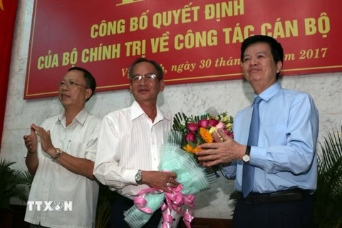 Ông Lữ Văn Hùng (giữa) giữ chức danh Bí thư Tỉnh ủy Hậu Giang, nhiệm kỳ 2015-2020. (Ảnh: Duy Khương/TTXVN)