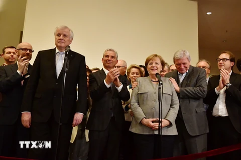 Chủ tịch đảng CDU - Thủ tướng Angela Merkel (thứ 3, phải) và nhà lãnh đạo đảng CSU Horst Seehofer (thứ 2, trái) sau một cuộc họp tại Berlin ngày 19/11. (Nguồn: AFP/TTXVN)