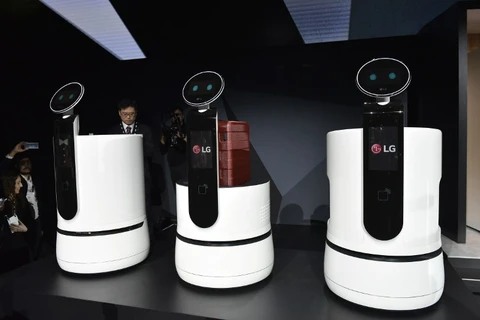Dàn robot tích hợp trợ lý ảo Google Assistant của LG trên sân khấu CES 2018. (Nguồn; AFP)