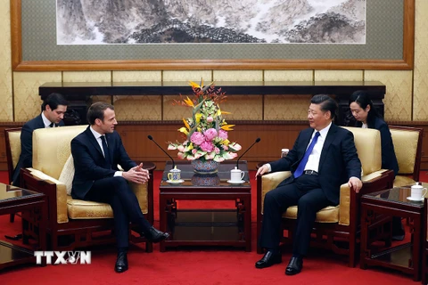 Chủ tịch Trung Quốc Tập Cận Bình (ảnh, phải) có cuộc gặp với Tổng thống Pháp Emmanuel Macron (ảnh, trái) đang trong chuyến thăm Trung Quốc. (Nguồn: AFP/TTXVN)