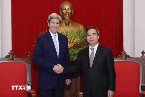Trưởng Ban Kinh tế Trung ương Nguyễn Văn Bình tiếp cựu Ngoại trưởng Mỹ John Kerry, Chủ tịch danh dự Quỹ Hoà bình Quốc tế Carnegie. (Ảnh: Phương Hoa/TTXVN)