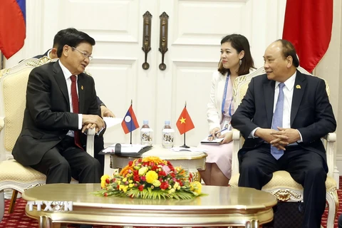 Thủ tướng Chính phủ Nguyễn Xuân Phúc gặp song phương với Thủ tướng Lào Thongloun Sisoulit. (Ảnh: Thống Nhất/TTXVN)