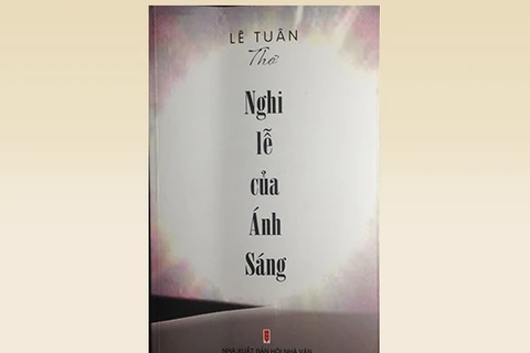 Bìa tác phẩm thơ là “Nghi lễ ánh sáng,” tác giả Lê Tuân. (Nguồn: nhavantphcm.com.vn)