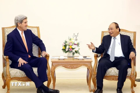 Thủ tướng Nguyễn Xuân Phúc tiếp cựu Bộ trưởng Ngoại giao Hoa Kỳ John Kerry. (Ảnh: Thống Nhất/TTXVN )