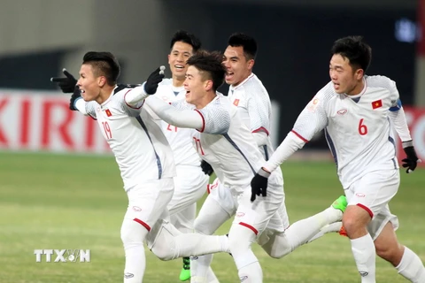 Các cầu thủ U23 VIệt Nam ăn mừng sau ghi bàn thắng mở tỷ số trận đấu với U23 Hàn Quốc. (Ảnh: Hoàng Linh/TTXVN)