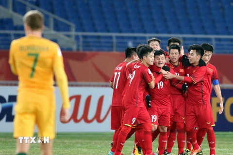 Các cầu thủ U23 Việt Nam ăn mừng sau bàn thắng của Quang Hải. (Ảnh: Hoàng Linh/TTXVN)
