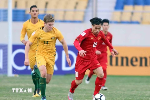 Cầu thủ Công Phượng của U23 Việt Nam đi bóng vượt qua các cầu thủ U23 Australia. (Ảnh: Hoàng Linh/TTXVN)