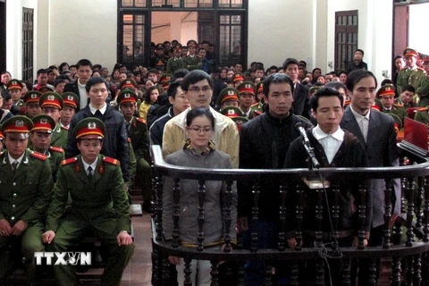 Nguyễn Văn Oai và các đồng phạm trong phiên xử sơ thẩm, ngày 9/1/2013. (Ảnh: Nguyễn Văn Nhật/TTXVN)