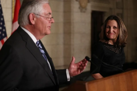 Ngoại trưởng Canada Chrystia Freeland và người đồng cấp Mỹ Rex Tillerson. (Nguồn: AFP)