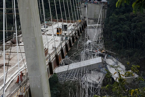 Hiện trường vụ sập cầu. (Nguồn: Reuters)