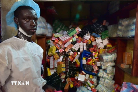 Nhân viên y tế thu giữ thuốc giải tại một cửa hàng ở chợ Adjame, Abidjan, Cote d'Ivoire ngày 3/5/2017. (Nguồn: AFP/TTXVN