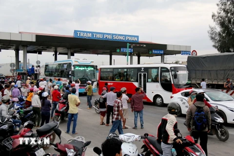 Tình trạng mất trật tự tại trạm thu phí Sông Phan, tỉnh Bình Thuận, ngày 14/1. (Ảnh: Nguyễn Thanh/TTXVN)
