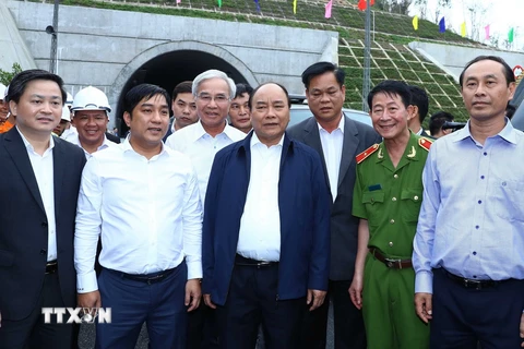 Thủ tướng Chính phủ Nguyễn Xuân Phúc đã tới thăm, động viên cán bộ, kỹ sư công trình hầm đường bộ Đèo Cả . (Ảnh: Thống Nhất/TTXVN)