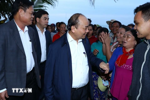 Chiều 18/1/2018, Thủ tướng Nguyễn Xuân Phúc đến thăm, tặng quà cho người nghèo thành phố Tuy Hòa. (Ảnh: Thống Nhất/TTXVN)