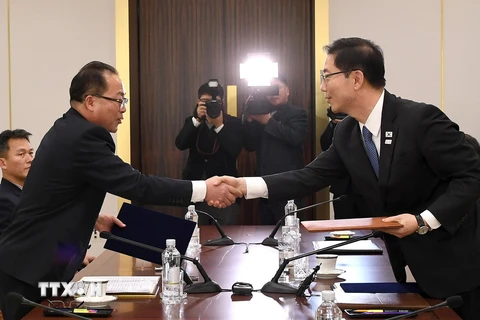 Trưởng đoàn đàm phán của Hàn Quốc, Chun Hae-sung (phải) và Trưởng đại diện đàm phán của Triều Tiên, Jon Jong Su (trái) trao đổi văn kiện tại cuộc đàm phán ngày 17/1. (Nguồn: Yonhap/ TTXVN)