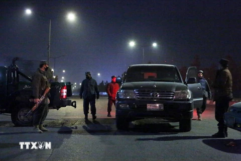 Lực lượng an ninh phong tỏa khu vực xung quanh hiện trường vụ tấn công ở Kabul, Afghanistan ngày 20/1. (Nguồn: THX/TTXVN)