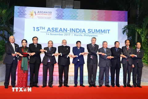 Thủ tướng Chính phủ Nguyễn Xuân Phúc và các Trưởng đoàn chụp ảnh chung tại Hội nghị Cấp cao ASEAN-Ấn Độ lần thứ 15. (Ảnh: Thống Nhất/TTXVN)