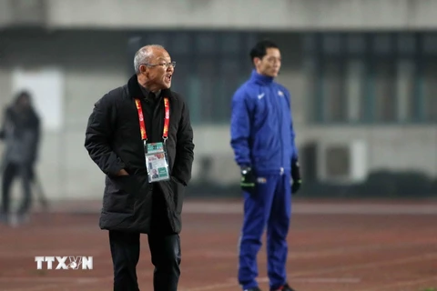 Huấn luyện viên Park Hang-seo chỉ đạo các cầu thủ đội U23 Việt Nam trong trận đấu với U23 Iraq. (Ảnh: Hoàng Linh/TTXVN)