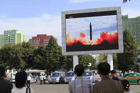 Người dân Triều Tiên theo dõi tin tức về vụ phóng tên lửa Hwasong-12 ở Bình Nhưỡng, ngày 16/9/2017. (Nguồn: AP)
