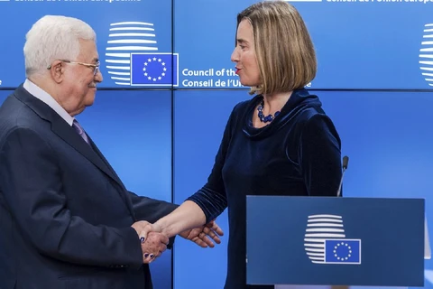 Bà Mogherini bắt tay Tổng thống Palestine Abbas trong cuộc họp báo chung ở trụ sở EU, Brussels, ngày 22/1. (Nguồn: Reuters)