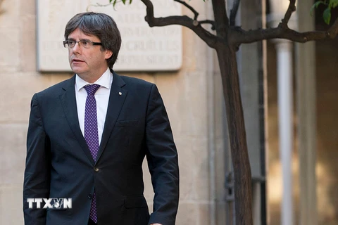 Ông Carles Puigdemont khi còn giữ chức Thủ hiến Catalonia tới dự một cuộc họp ở Barcelona ngày 17/10/2017. (Nguồn: AFP/TTXVN)