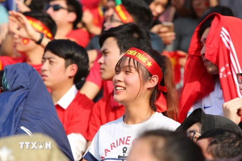 Cổ động viên Việt Nam ăn mừng chiến thắng ở sân Thường Châu