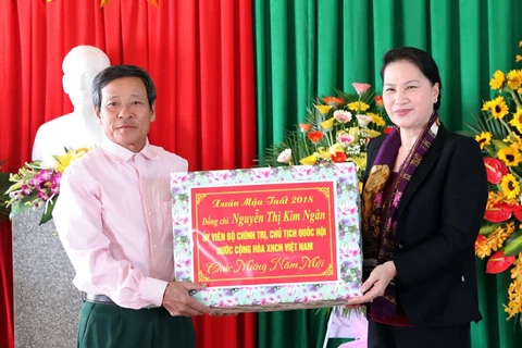 Chủ tịch Quốc hội Nguyễn Thị Kim Ngân tặng quà cho xã Thạch Vĩnh, huyện Thạch Hà. (Ảnh: Trọng Đức/TTXVN)