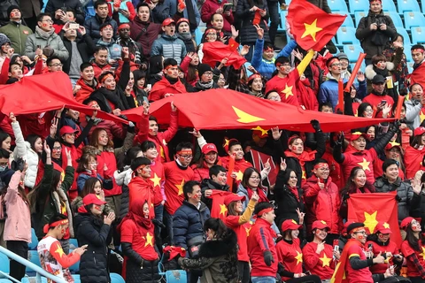 Các cổ động viên cuồng nhiệt tiếp lửa cho đội U23 Việt Nam trên sân vận động ở Thường Châu, tỉnh Giang Tô, Trung Quốc. (Nguồn: THX/TTXVN)