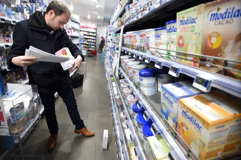 Các sản phẩm sữa dành cho trẻ em được bán tại Orleans, Pháp ngày 11/1. (Nguồn: AFP/TTXVN)