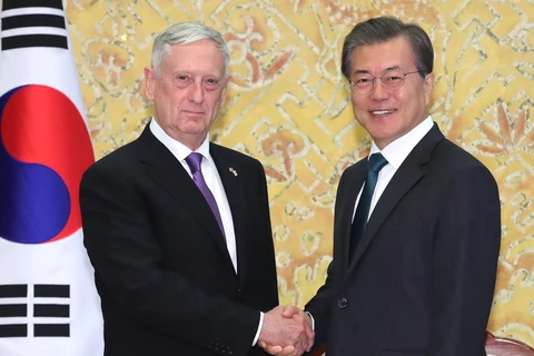 Ảnh tư liệu: Bộ trưởng Quốc phòng Mỹ James Mattis (trái) và Tổng thống Hàn Quốc Moon Jae-in tại cuộc gặp ở Seoul, Hàn Quốc ngày 27/10/2017. (Nguồn: Yonhap/TTXVN)
