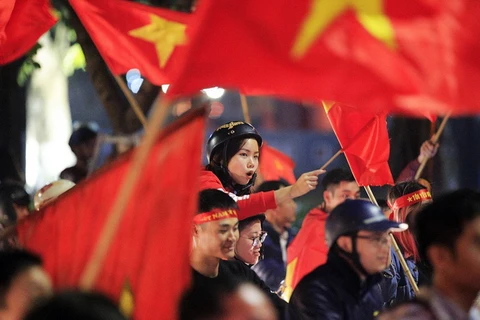 Người dân Thủ đô mới được sống trong không khí chiến thắng của bóng đá Việt Nam. (Ảnh: Trọng Đạt/TTXVN)