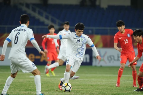Cầu thủ U23 Uzbekistan đi bóng trong trận đấu với U23 Hàn Quốc. (Nguồn: the-afc.com)