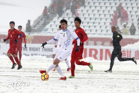 Pha tranh bóng giữa cầu thủ hai đội U23 Việt Nam và U23 Uzbekistan. (Ảnh: Hoàng Linh/TTXVN)