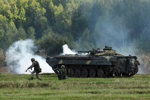 Xe tăng và binh sỹ của Ukraine. Ảnh minh họa. (Nguồn: AFP)