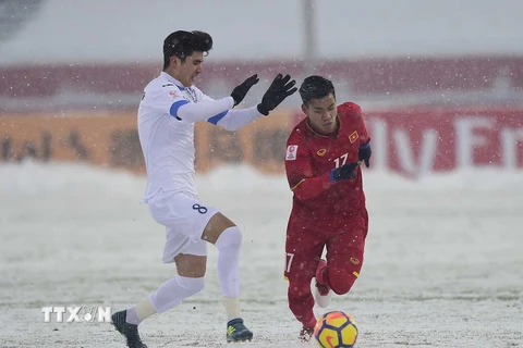 Pha tranh bóng giữa Jasurbek Yakhshiboev (trái) của U23 Uzbekistan với Vũ Văn Thanh (phải) của U23 Việt Nam trong trận chung kết U23 châu Á. (Nguồn: AFP/TTXVN)