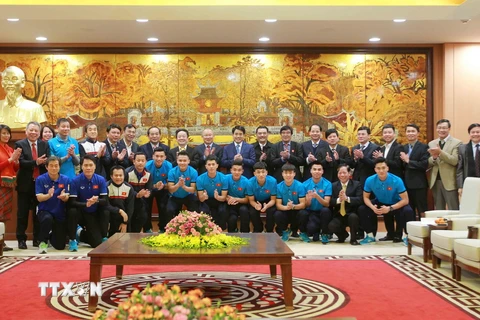 Chủ tịch Ủy ban Nhân dân thành phố Hà Nội Nguyễn Đức Chung với các đại biểu và cầu thủ đội tuyển bóng đá nam U23 dự buổi gặp mặt. (Ảnh: An Đăng/TTXVN)