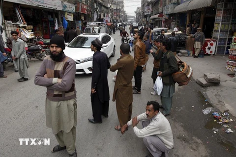 Người dân đổ ra đường do lo ngại dư chấn sau trận động đất tại Rawalpindi, Pakistan ngày 31/1. (Nguồn: AP/TTXVN)