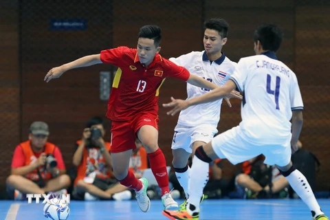 Pha đột phá của cầu thủ Nguyễn Mạnh Dũng (số 13 - Việt Nam) trong đấu với Thái Lan ở SEA Games 29. (Ảnh: Quốc Khánh/TTXVN)