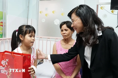Phó Chủ tịch Ủy ban Nhân dân Thành phố Hồ Chí Minh Nguyễn Thị Thu thăm và tặng quà tết cho bệnh nhi tại Bệnh viện Nhi đồng 1. (Ảnh: Phương Vy/TTXVN)