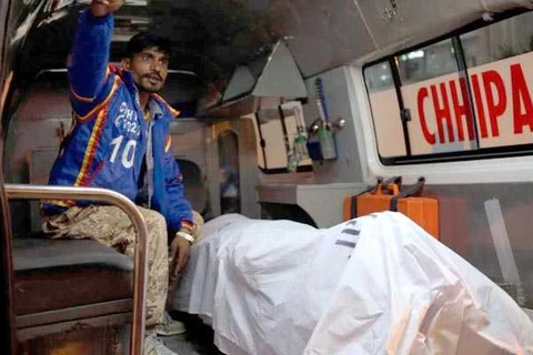 Nạn nhân được đưa đi cấp cứu. (Nguồn: ndtv.com)