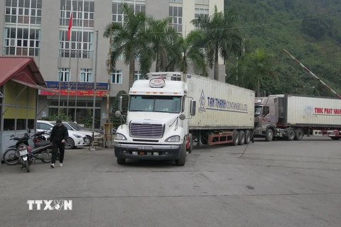 Xe chở hàng nông sản đã có thể qua lại bình thường tại cửa khẩu Tân Thanh. (Ảnh: Doãn Hoàng Nam/TTXVN)