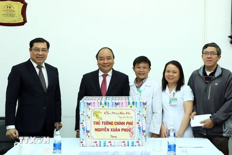 Thủ tướng Nguyễn Xuân Phúc tặng quà cho các thầy thuốc Bệnh viện C. (Ảnh: Thống Nhất/TTXVN)