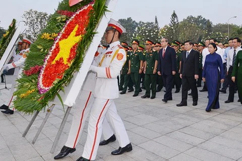Các lãnh đạo Thành phố Hồ Chí Minh dâng hoa tại Nghĩa trang Liệt sỹ thành phố hôm 9/2. Ảnh minh họa. (Nguồn: hochiminhcity.gov.vn)